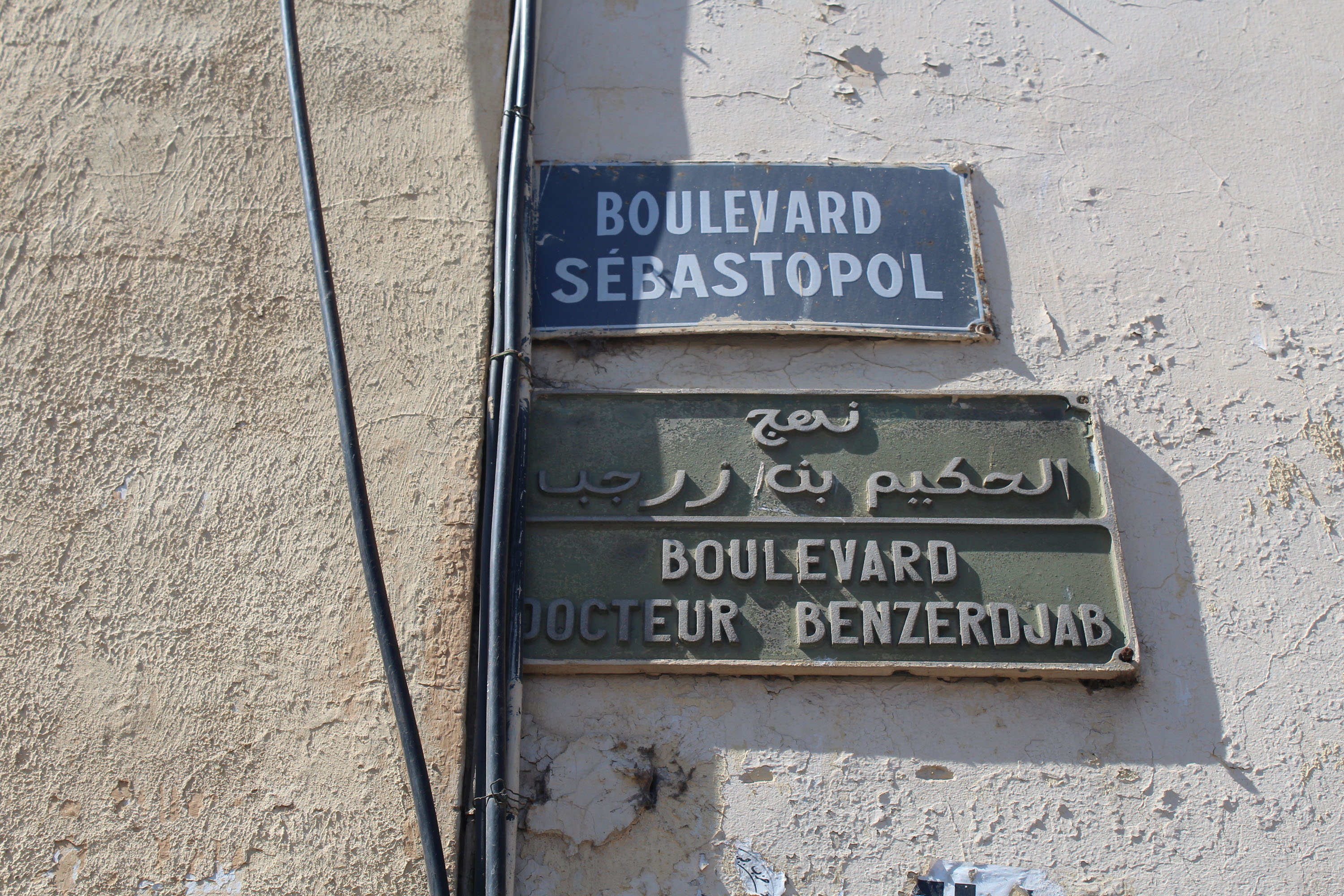 Veel straten in Oran hebben nog een oude en nieuwe naam